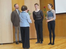 Föreningens ordförande Gunvor Brettschneider tackar Oskari Kymäläinen och Erika Pastel för deras dansuppvisning.