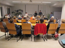Representanter för Helsingfors stad informerar om kommunala färdmedel och äldre.