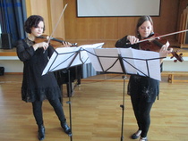 Musik framförs av Lotta Ahlbeck, violin och Helena Dumell, altviolin.