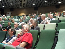 Deltagarna åhör en föreläsning i Hanaholmens auditorium.