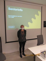 Servicerådgivare Lisa Sirén presenterade stadens Seniorinfo.