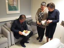 Kjell Westö signerar sin bok Den svavelgula himlen.