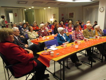 Medlemmarna lyssnar till Kjell Westö.