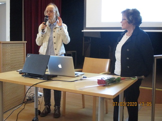 Audionom Anu Valjakka informerar om hörseln. Ordförande Brettschneider till höger.