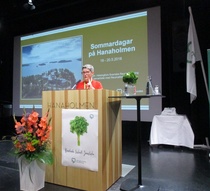 Ordförande Satu Gustafsson framför Förbundets hälsning.