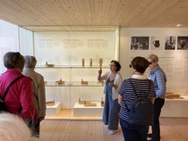 Karin Widnäs förevisar museum och konst