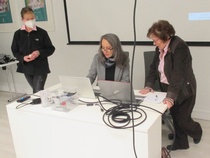 Anna Korkman gör sig klar för att tala om Att orka i vardagen. Ritva Saukonpää tv och Gunvor Brettschneider th.