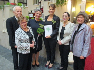 Satu Gustafsson och Maria Ekroth tar emot föreningens gratulationer 12.10.2017