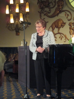 Ordförande Gunvor Brettschneider framför föreningens hälsning 12.10.2017