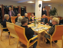 Small talk vid en kopp kaffe innan programmet börjar.