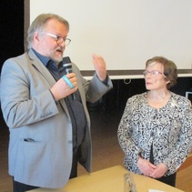 Docent Håkan Granlund har avtackats av Gunvor Brettschneider.