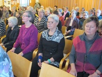 Deltagarna gör andningsövningar för att stärka känslan av närvaro här och nu.