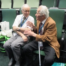 Ärkebiskop John Vikström samtalar med Urpo Kokkonen.