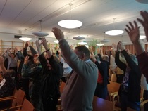 Pausgympa under ledning av fysioterapeut Christina Packalén.