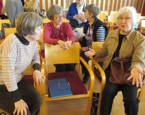 En stilla pratstund under pausen