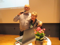 Läkaren Curt West avtackas av Närpes Reumaförenings ordförande Christine Skogman efter hans föreläsning om hur kroniska sjukdomar som reuma påverkar vårt psyke.