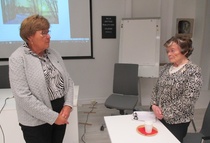 Viceordförande Inger Östergård (tv) tackar avgående ordförande