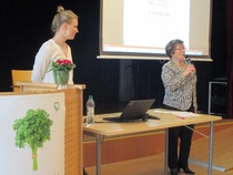 Lisa Ahlström (till vänster) skall berätta om Akupunktur.