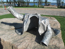 Framåt 2009. Aluminium på röd granit, Kaarina Kaikkonen