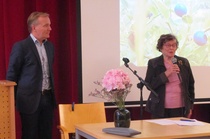 Ordförande tackar docent Robert Bergholm. Hans ämne var sömnapné.