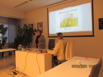 Ordförande öppnar mötet.