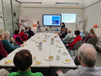 Medlemskväll 9.10.2024, evenemangskoordinator Annica Wahrman och informatör Tina Kärkinen från Hörselförbundet talar om "Hörselnedsättning hos äldre; hur söka hjälp".