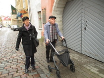 Rose-Maj och Urpo på väg till ambassaden