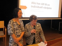 Lektorn Pauleen Mannevaara (till vänster) skall informera om rätten till en individuell vårdplan.