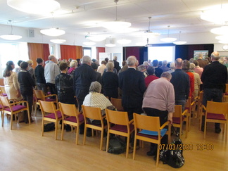 Sträcker på benen under föreläsningen.