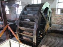 I nedre smedjans museum kan man se bl.a. vattenhjulet som drev brukets gamla stångjärnshammare. 