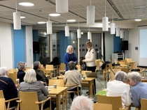 Viveca avtackar Helena Orell.