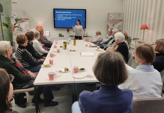 Träff med artrosgruppen 1.10.2024. Fysioterapeut Mimmi Haila föreläser om vardagsmotion och ger skriftliga råd om rörelser. www.fysiomimmi.fi