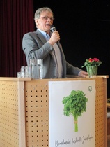 Docent Jan-Magnus Björkenheim talar under rubriken: Vad kan den åldrande reumatikern förvänta sig av sina ben, leder och senor.