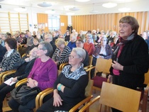 Karin Krogell ställer en kort(?) fråga till föreläsaren.