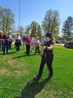 Deltagarna instrueras i stavgång av Mia Karvonen.