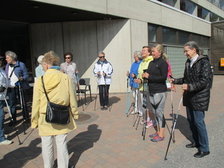 Färdiga för stavgång.