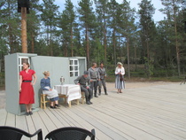 Scenen var uppförd mitt i skogen.