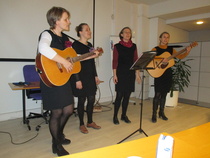 Systrarna Sundbäck underhåller med visor.