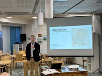 Kvällens föreläsare professor Henrik Meinander presenterar sin bok ”Helsingfors, historien om en stad”.