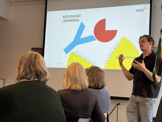 Kvällens föreläsare reumatolog Johnny Sundholm talar om biologiska läkemedel.